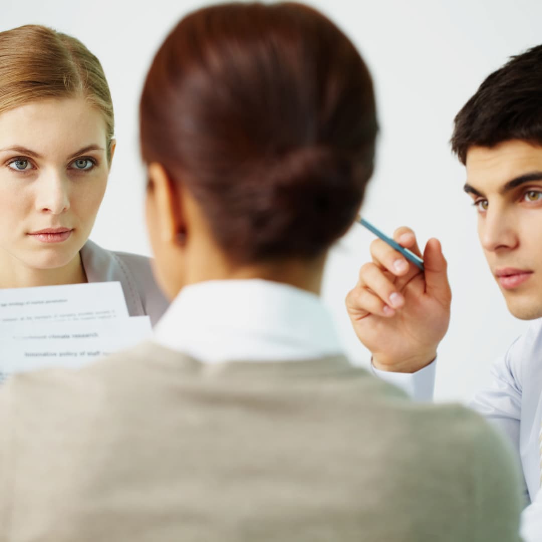 Dos mujeres y un hombre en una sesión de entrevista de trabajo