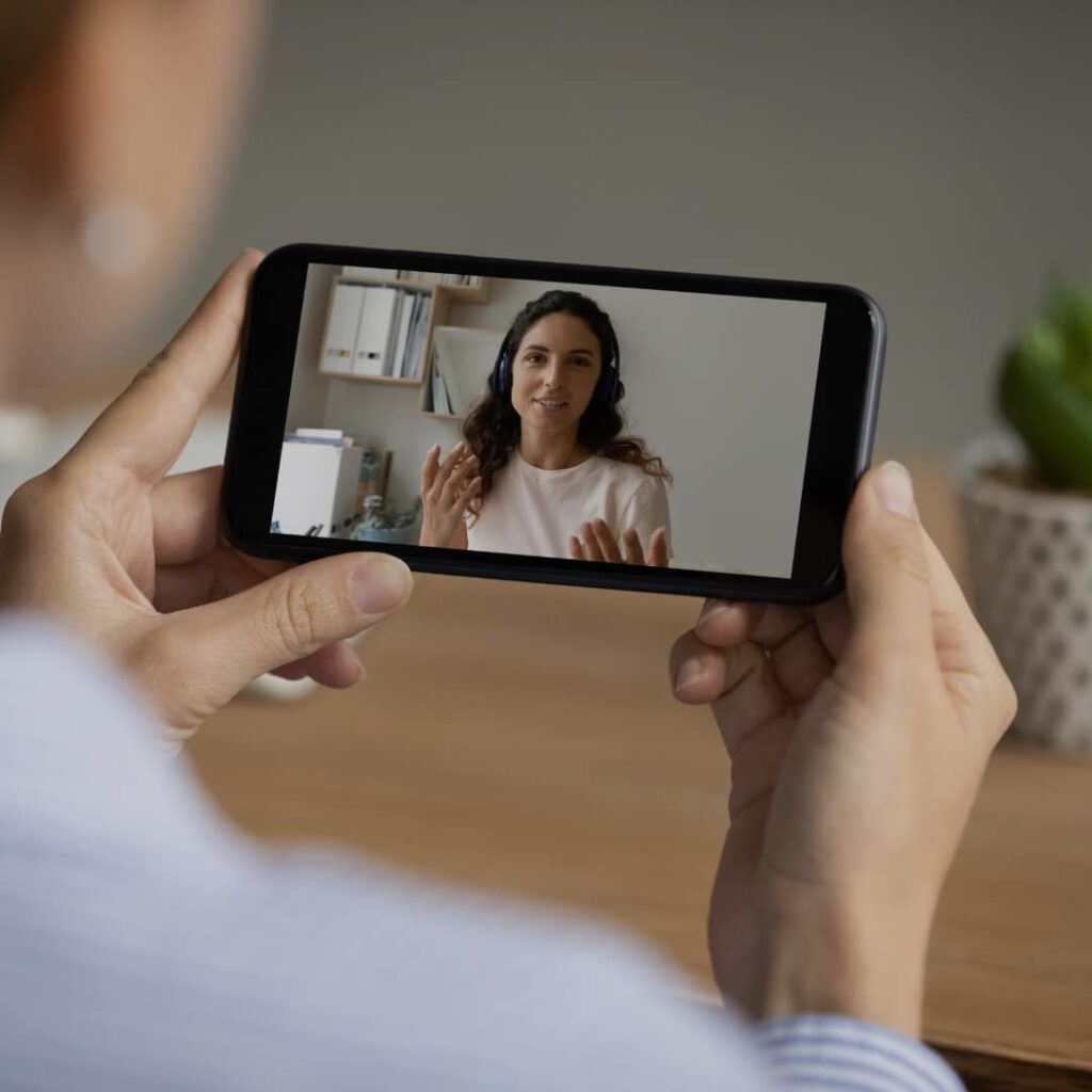 Foto una mujer presentando una entrevista de trabajo online